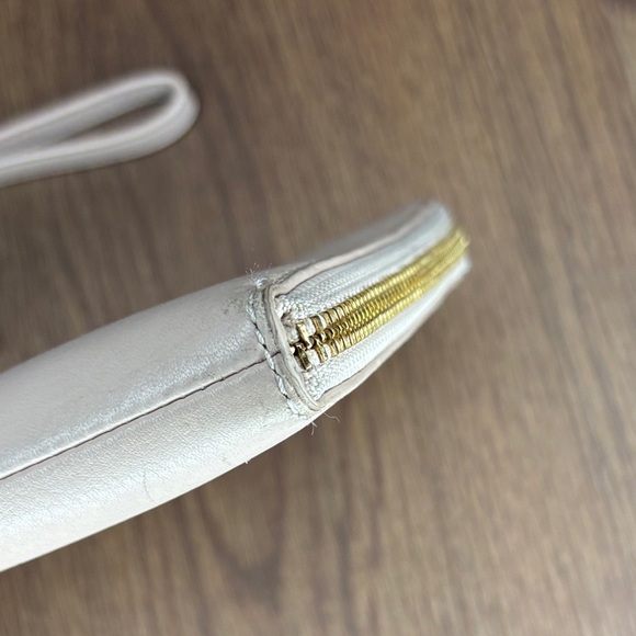 🔥🔥🔥Tory Burch Soft Peach Wristlet with Gold Logo🔥🔥🔥 - Picture 13 of 13